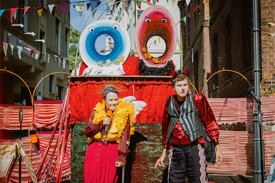 Schauspieler stehen in Kostümen auf der Bühne 