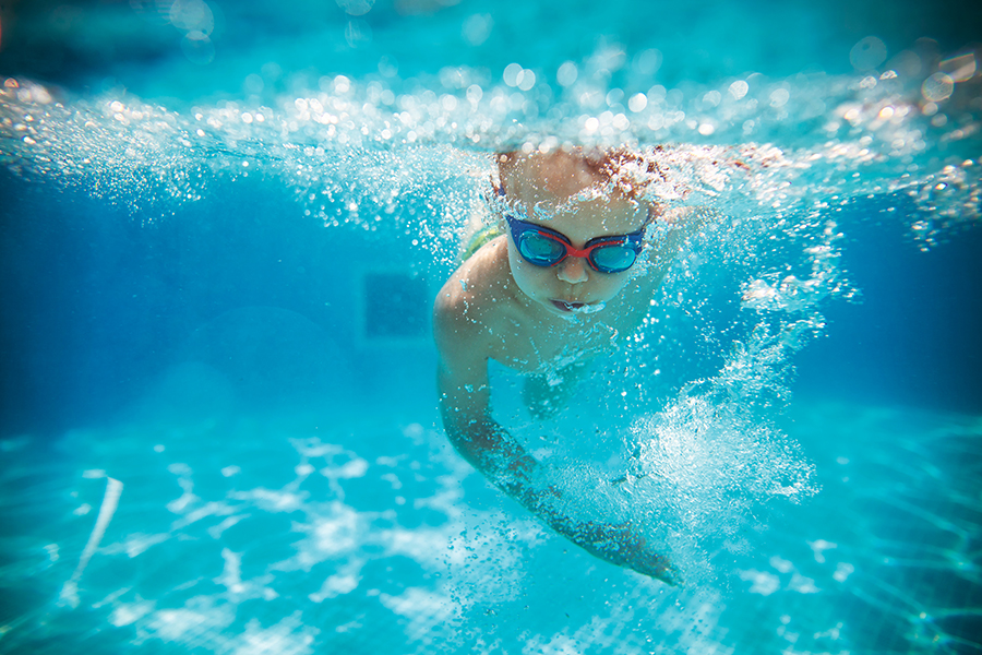 Kind beim Schwimmkurs unter Wasser