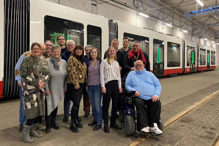 Personen vom HAVAG Farhrgastbeirat vor neuer TINA Bahn