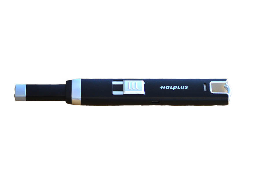 Hier ist ein schwarzes Stabfeuerzeug mit silbernen Details abgebildet.