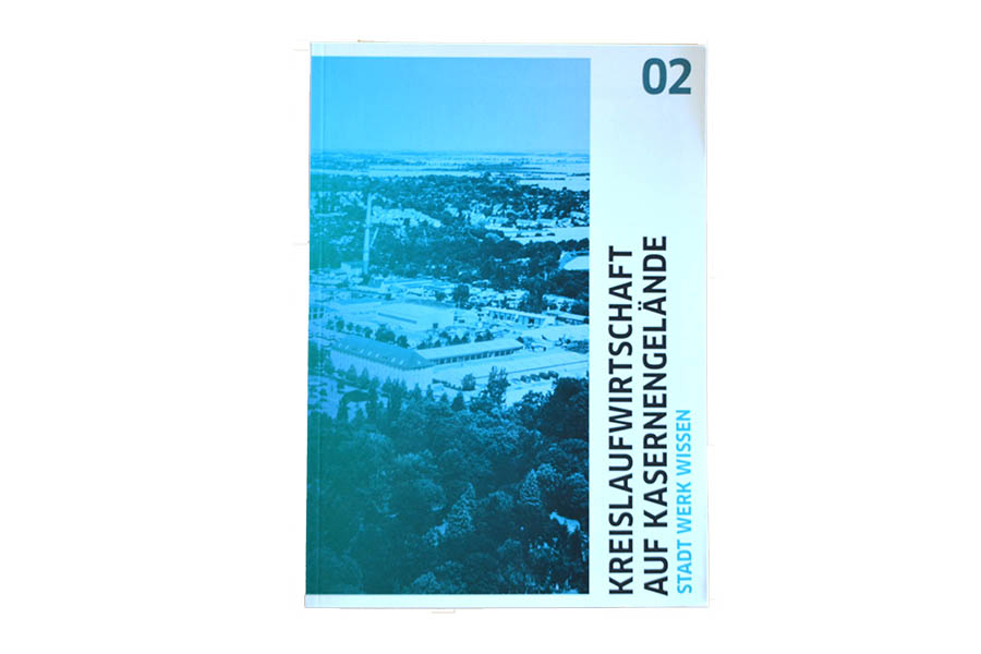 Das Foto zeigt ein weiß-türkises Buchcover mit der Aufschrift "Kreislaufwirtschaft auf Kasernengelände StadtWerkWissen 02"