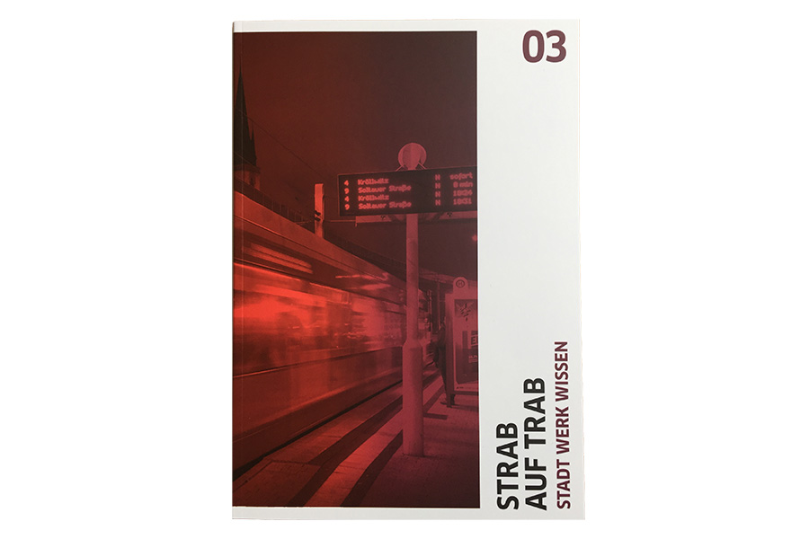 Das Foto zeigt ein weiß-rotes Buchcover mit der Aufschrift "Strab auf Trab. Stadt Werk Wissen 03"