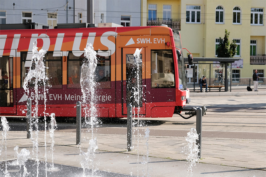 Eine Strassenbahn am Halleschen Steintor, im Vordergrund sprudelt Wasser aus einem Springbrunnen