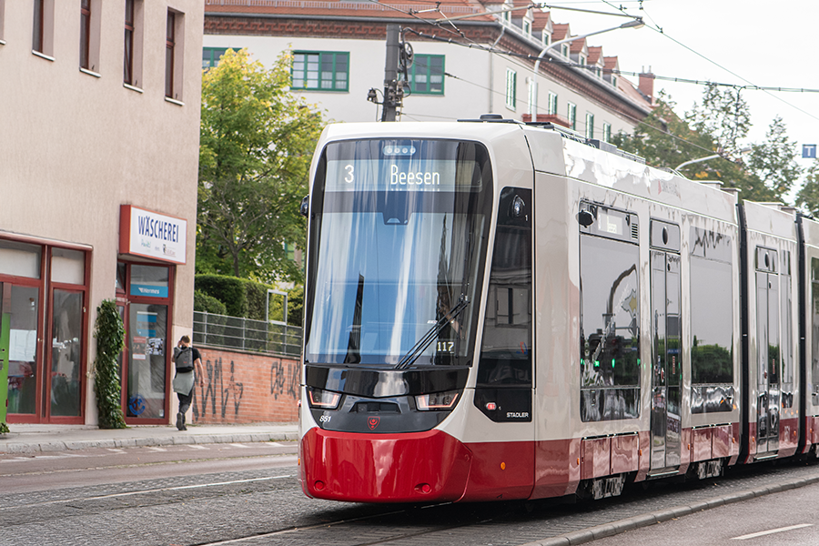 Die neue TINA Straßenbahn fährt durch die Stadt.