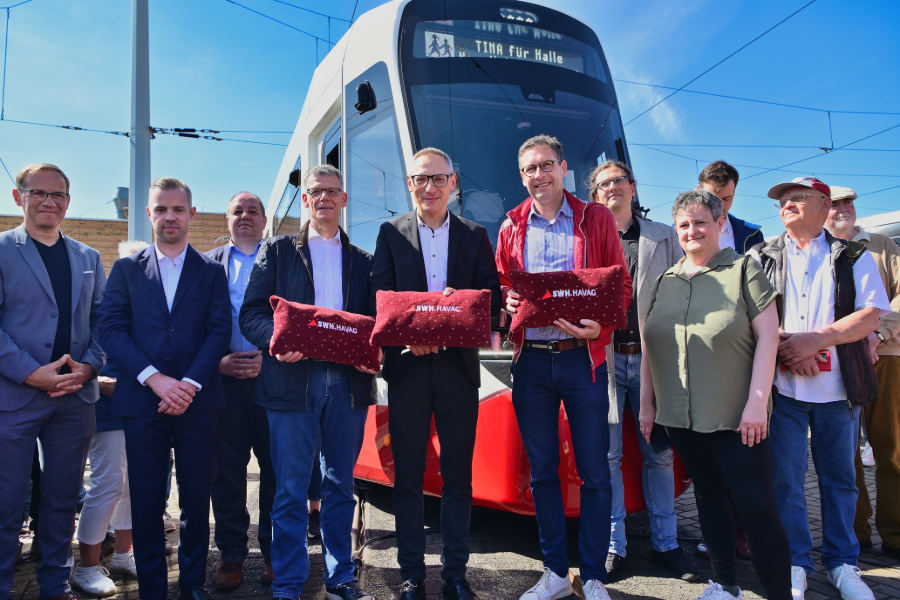 Die neue Generation der TINA-Straßenbahnen wurde feierlich an die Hallenserinnen und Hallenser übergeben.