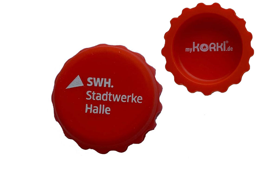 Das Foto zeigt ein roten wieder verwendbaren Kronkorken aus Silikon mit dem SWH-Logo.