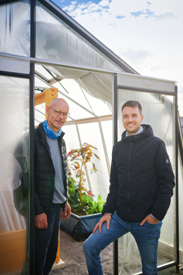 Schul-Hausmeister Danny Barth (auf dem Foto links) und Biologielehrer Pascal Riedemann (auf dem Foto rechts).
