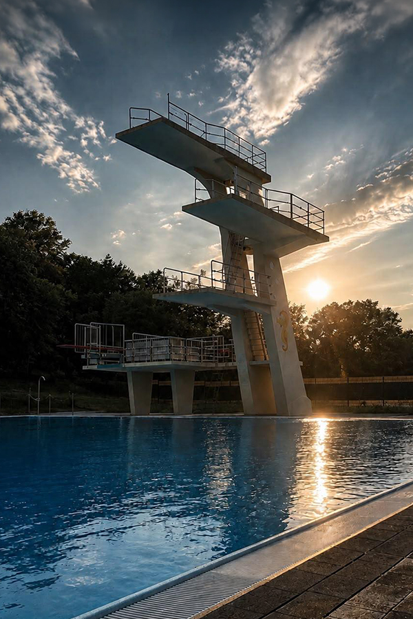 Sprungturm im Nordbad Halle bei Sonnenuntergang