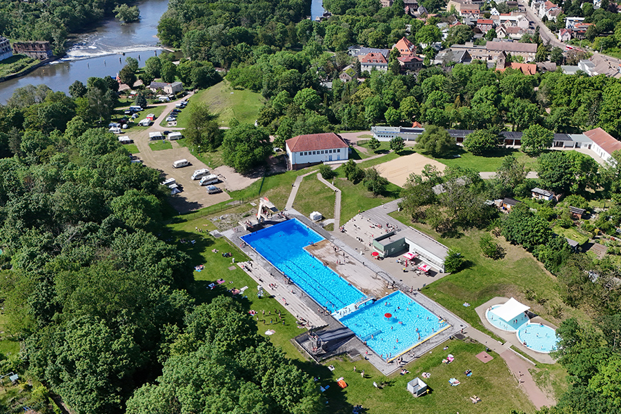 Luftbildaufnahme vom Nordbad Halle mit angrenzendem Campingplatz