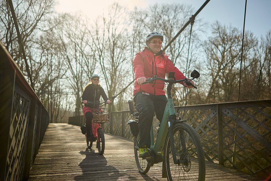 Frau und Mann fahren mit dem Fahrrad.