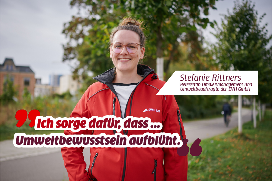 Stefanie Rittners steht vor einer Landschaft.