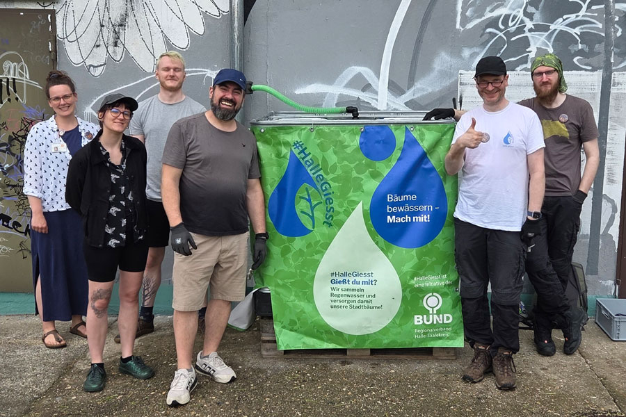 Menschen vor einem Wassercontainer