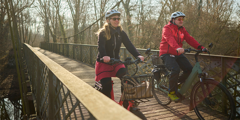 Eine Frau und ein Mann fahren mit dem Fahrrad.