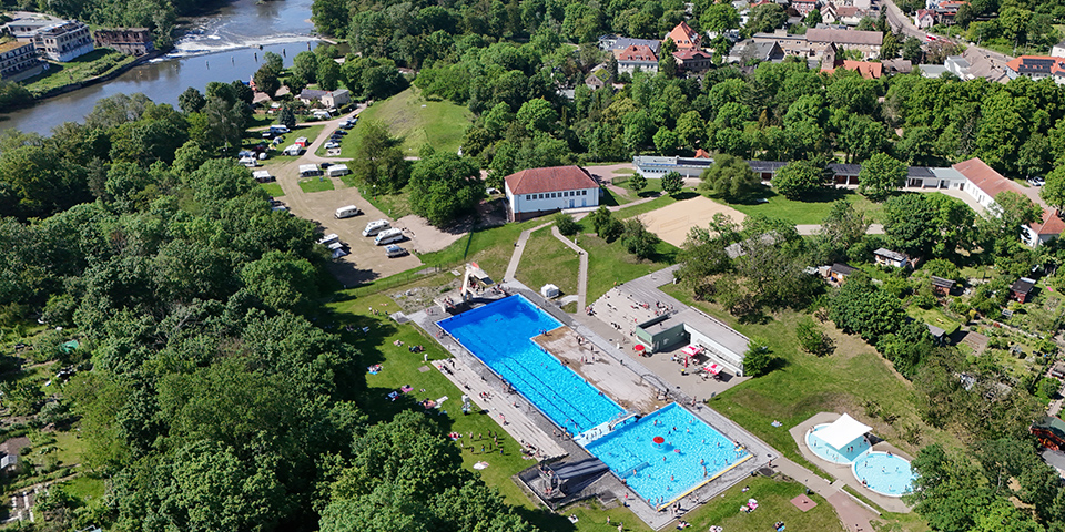 Luftbildaufnahme Nordbad Halle mit angrenzendem Campingplatz