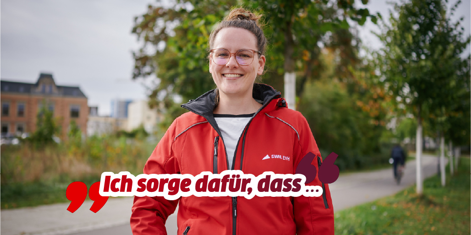 Steffanie Rittners steht vor einer Baumlandschaft.