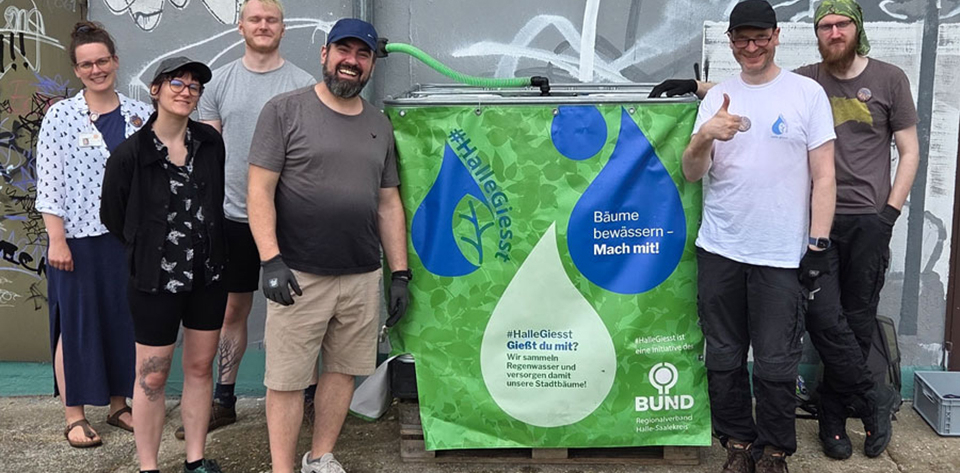 Menschen vor einem Wassercontainer