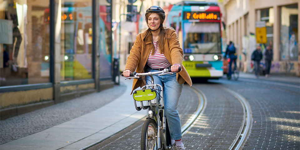 Frau fährt Fahrrad.