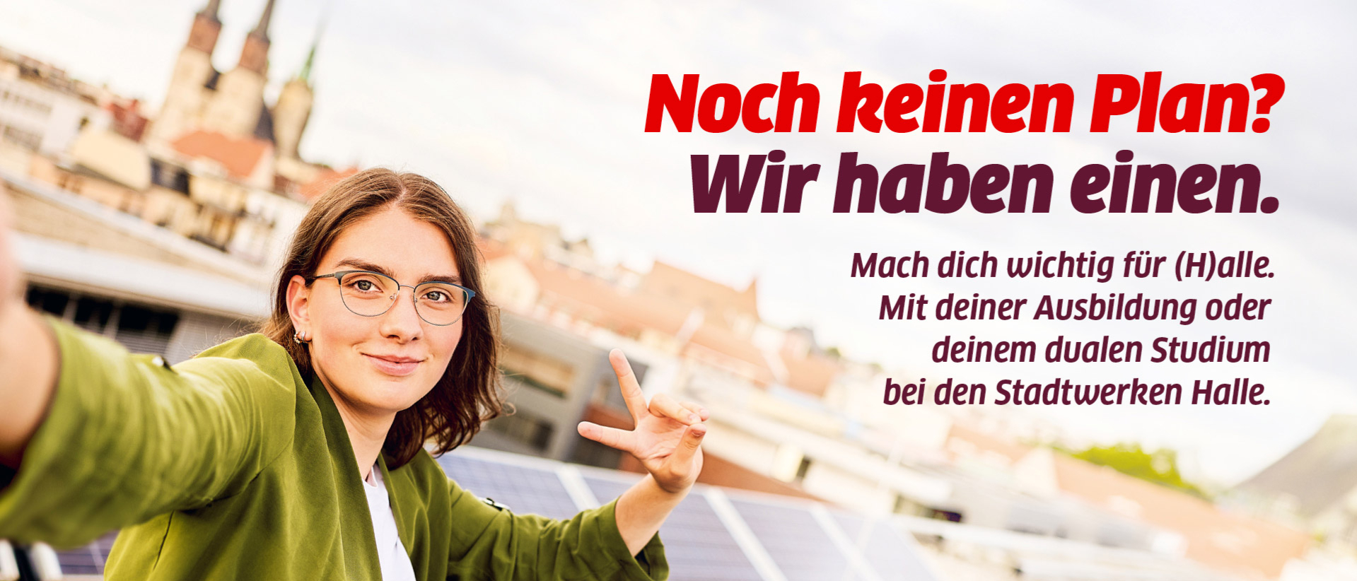 Eine Jugendliche sieht in die Kamera und freut sich.