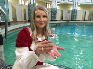 Als Dankeschön gibt es beispielsweise den "Geist in der Flasche", ein Fläschchen mit Stadtbadwasser. 