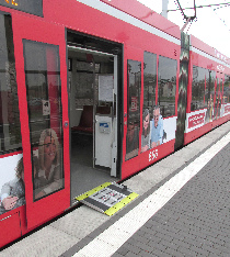 Diese Spaltbrücken werden in die älteren Niederflurbahnen eingebaut.