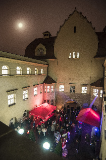 Ein Blick in den Innenhof des Stadtbades. Dort sind alle Besucher der Veranstaltung zum Mondscheinglühen versammelt. 