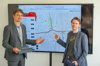 Matthias Lux (Stadtwerke Halle) und René Meye (vesputi) präsentieren die neue interaktive Karte der SWH "Mobile M.app"