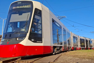 Eine neue TINA-Straßenbahn steht auf dem HAVAG-Betriebshof
