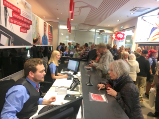 Großer Ansturm im neuen HAVAG-SERVICE-CENTER am Eröffnungstag. 