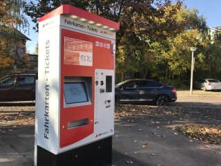 Im Bild ist der erste neue Fahrkartenautomat an der Haltestelle 