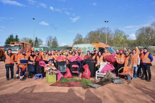 Mitarbeitende der Stadtwerke Halle zeigen nach der Putzaktion ihren gesammelten Müll. 