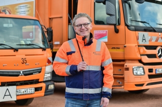 HWS-Geschäftsführer Peter Günther lächelt in die Kamera.