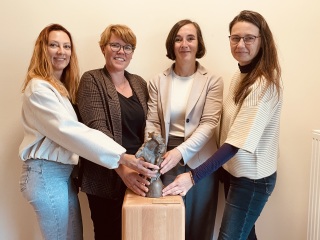  Frauen-Power für ein Patenschaftsprojekt. Projektleiterin Anja Weidner von den Stadtwerken Halle, Juliane Uhl und Kathrin Dietl vom Hospiz Halle und Stadtwerke-Sprecherin Iris Rudolph halten stolz den Bürgerpreis „der Esel der auf Rosen geht“ fest.