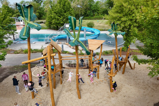 Kinder spielen auf dem neuen Spielplatz.