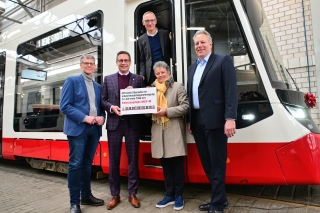 Bürgermeister Egbert Geier (v.l.), Oberbürgermeister Dr. Alexander Vogt, HAVAG-Vorstand Vinzenz Schwarz, Ministerin Dr. Lydia Hüskens und Dr. Ansgar Brockmeyer von STADLER bei der Übergabe der Inbetriebnahmegenehmigung.