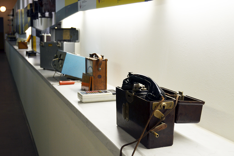 Das Bild zeigt die Ausstellung alter technischer Geräte im Historischen Technikzentrum der Stadtwerke Halle.
